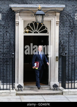 London, Großbritannien. 13. Juli 2016. Der britische Premierminister David Cameron Blätter 10 Downing Street für seine letzten Premierminister Fragen in London, Großbritannien, am 13. Juli 2016. Bildnachweis: Han Yan/Xinhua/Alamy Live-Nachrichten Stockfoto