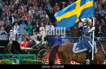 Aachen, Deutschland. 12. Juli 2016. Carl XVI., König von Schweden und Königin Silvia von Schweden Öffnen der CHIO sitzen in einer Pferdekutsche in Aachen, Deutschland, 12. Juli 2016. Foto: Friso Gentsch/Dpa/Alamy Live News Stockfoto