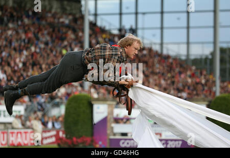 Aachen, Deutschland. 12. Juli 2016. Ein Künstler gekleidet wie Karlsson-auf-dem-Dach "fliegen" bei der Eröffnungsfeier der Pferdesport-Turnier CHIO in Aachen, Deutschland, 12. Juli 2016. Foto: Friso Gentsch/Dpa/Alamy Live News Stockfoto