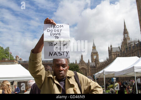 London, UK. 13. Juli 2016.   Ein einsamer Demonstrant hält ein Schild außerhalb des Parlaments am Tag Theresa Mai der neue britische Premierminister wird David Cameron Downing Street verlässt nach 6 Jahren zum letzten Credit Mal: Amer Ghazzal/Alamy Live-Nachrichten Stockfoto