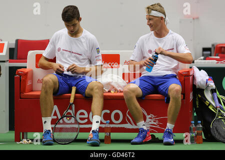 Trinec, Tschechische Republik. 13. Juli 2016. Tschechischer Tennisspieler Jiri Vesely (links) und Zdenek Kolar während des Trainings vor den Davis Cup Viertelfinal-match gegen Frankreich in Trinec, Tschechische Republik, 13. Juli 2016. Bildnachweis: Petr Sznapka/CTK Foto/Alamy Live-Nachrichten Stockfoto