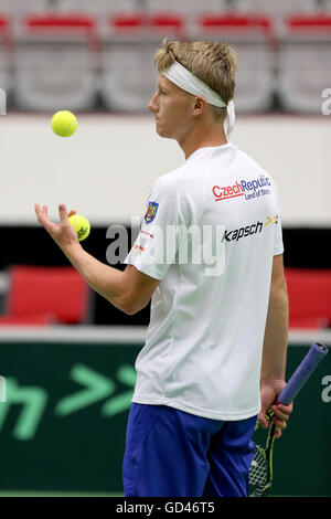 Trinec, Tschechische Republik. 13. Juli 2016. Tschechischer Tennisspieler Zdenek Kolar in Aktion während des Trainings vor den Davis Cup Viertelfinal-match gegen Frankreich in Trinec, Tschechische Republik, 13. Juli 2016. Bildnachweis: Petr Sznapka/CTK Foto/Alamy Live-Nachrichten Stockfoto