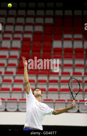 Trinec, Tschechische Republik. 13. Juli 2016. Tschechischer Tennisspieler Jiri Vesely in Aktion während des Trainings vor den Davis Cup Viertelfinal-match gegen Frankreich in Trinec, Tschechische Republik, 13. Juli 2016. Bildnachweis: Petr Sznapka/CTK Foto/Alamy Live-Nachrichten Stockfoto