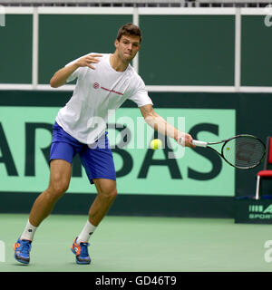 Trinec, Tschechische Republik. 13. Juli 2016. Tschechischer Tennisspieler Jiri Vesely in Aktion während des Trainings vor den Davis Cup Viertelfinal-match gegen Frankreich in Trinec, Tschechische Republik, 13. Juli 2016. Bildnachweis: Petr Sznapka/CTK Foto/Alamy Live-Nachrichten Stockfoto