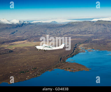 Cessna fliegt über South Coast, Island Stockfoto