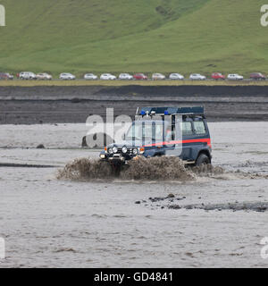 Jeep, die Überquerung des Mulakvisl-Flusses in Myrdalssandur, Island Stockfoto