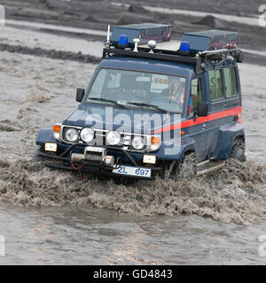 Jeep, die Überquerung des Mulakvisl-Flusses in Myrdalssandur, Island Stockfoto