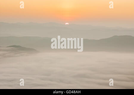 Schöner Morgen mit Nebel zwischen den Hügeln am Doi Samer Dao in Si Nan National Park, hohen Berg in der Provinz Nan, Thailand Stockfoto