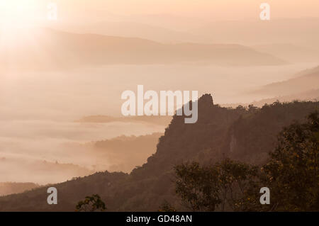 Schöner Morgen mit Nebel zwischen den Hügeln am Doi Pha Chu in Si Nan National Park, hohen Berg in der Provinz Nan, Thailand Stockfoto