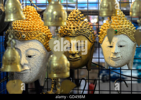 Dekorative Masken zum Verkauf an Anusarn Markt, Chiang Mai, Thailand Stockfoto