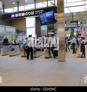 Die Leute reisen durch Sinkansen am Bahnhof Kanazawa in Kanazawa, Japan. Stockfoto
