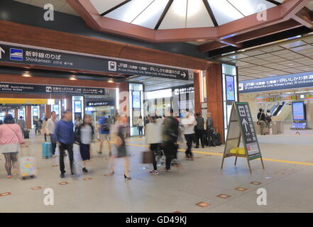 Die Leute reisen durch Sinkansen am Bahnhof Kanazawa in Kanazawa, Japan. Stockfoto