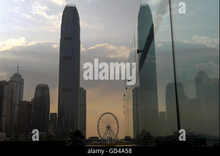 CHINA, Hongkong, 10. Oktober 2014. Hong Kong's Central Business District auf Hong Kong Island mit seinen Wolkenkratzern. Stockfoto