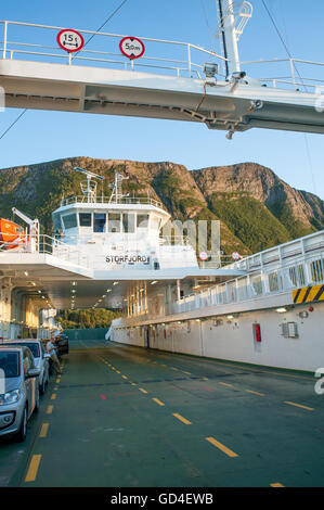 Fähre in einem Fjord, Norwegen Stockfoto