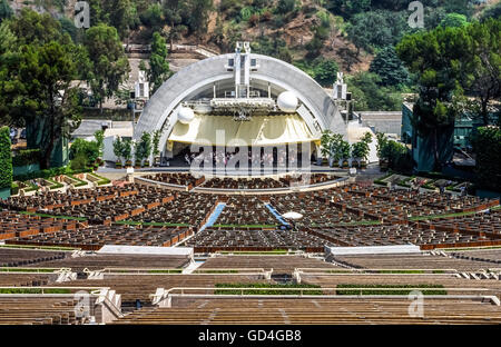 Ein Orchester probt auf der Bühne vor 17.376 abfallenden leere Sitze in der berühmten Hollywood Bowl, die für ein natürliches Amphitheater, erstellt von den Hollywood Hills in Hollywood, Kalifornien, USA benannt ist. Eine Markise schützt die Musiker vor der Sonne während ihrer tagsüber Praxis. Diese halbrunde Schale über die Bühne geht auf das Jahr 1929 und zeigt große weiße Kugeln, die später hinzugefügt wurden, um die Akustik zu verbessern. Eine neue, etwas größere Schale wurde im Jahr 2004 installiert. Diese Outdoor-Schauplatz ist Heimat der Hollywood Bowl Orchestra und Los Angeles Philharmonic Orchestra und andere musikalische Veranstaltungen im Laufe des Jahres. Stockfoto