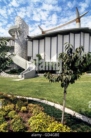 Trotz seiner erstaunlichen Architektur ist der Pavillon für japanische Kunst eine ruhige Attraktion auf dem Campus des Los Angeles County Museum of Art, die mehr als 20 Hektar (8) erstreckt sich im Hancock Park im Herzen von Los Angeles, Kalifornien, USA. Transluzente Außenwände lassen Tageslicht zu beleuchten die Exponate, darunter Shinto und buddhistische Skulptur, Lack waren, Gemälde, Textilien, Cloisonne und Keramik. Kennzeichnend für das Museum, das im Jahr 1988 eröffnet ist eine Sammlung Miniatur-Schnitzereien bekannt wie Netsuke. Stockfoto