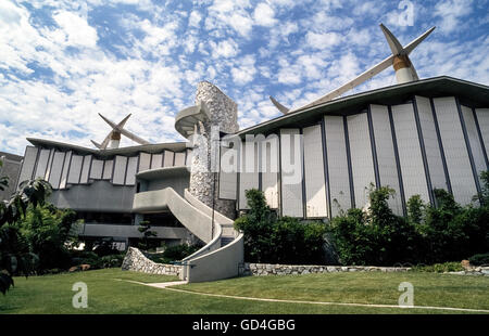 Trotz seiner erstaunlichen Architektur ist der Pavilion for Japanese Art eine ruhige Attraktion auf dem Campus des Los Angeles County Museum of Art (LACMA), das sich über 20 Hektar (8 Hektar) im Hancock Park im Herzen von Los Angeles, Kalifornien, USA erstreckt. Die lichtdurchlässigen Außenwände ermöglichen natürliches Licht, um die Exponate zu beleuchten, darunter Shinto- und buddhistische Skulpturen, Lackwaren, Gemälde, Textilien, Cloisonne und Keramik. Ein Merkmal des Museums, das 1988 eröffnet wurde, ist eine Sammlung von Miniaturschnitzereien, bekannt als Netsuke. Stockfoto