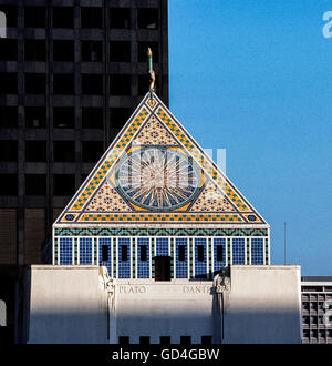 Ein Mosaik aus bunten Keramik Fliesen schmückt das Pyramidendach auf eine kurze Turm auf Richard J. Riordan Central Library, Sitz für die Los Angeles Public Library System in Los Angeles, Kalifornien, USA. Eine symbolische Sonne erscheint auf allen vier Seiten der Pyramide, gekrönt von einer Hand mit einer Fackel darzustellen "The Light of Learning." Skulpturen schmücken die inneren Ecken des Turms Brüstung neben Namen berühmter Männer der Buchstaben, einschließlich Plato und Dante. Architekt Bertram Goodhue entworfen, das Wahrzeichen Art-Deco-Gebäude, das im Jahr 1926 eröffnet. Stockfoto