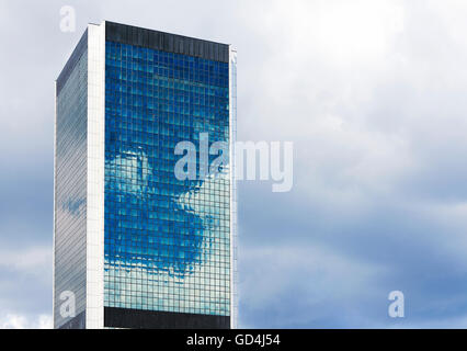 Oben auf grünem Glas-Wolkenkratzer am bewölkten Himmel. Warschau, Polen. Marriott Hotel. Stockfoto