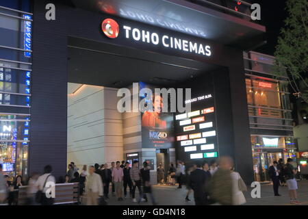 Menschen besuchen Toho Kinos Shinjuku Tokyo Japan. Stockfoto