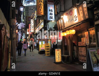Menschen besuchen Omoide Yokocho Bar-Straße in Tokio Shinjuku bietet eine herrliche Reise zurück in der Post Weltkrieg Tage Stockfoto