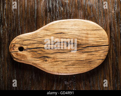 Leere Schneidebrett aus Holz auf dem Holztisch. Stockfoto