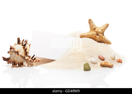 Leere weiße besuchen Karte, Seestern, Muschel und Steinen auf Haufen von Strandsand, isoliert auf weißem Hintergrund Stockfoto