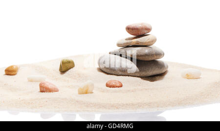 Japanische Zen-Stein-Garten und Meer Steinen am Strandsand, isoliert auf weißem Hintergrund Stockfoto