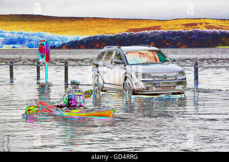 Kajakfahrer in den Fluten auf der Straße bei Storth an der Mündung der Kent in Cumbria, UK, während der Januar 2014 Sturm Flut und Flut. Stockfoto