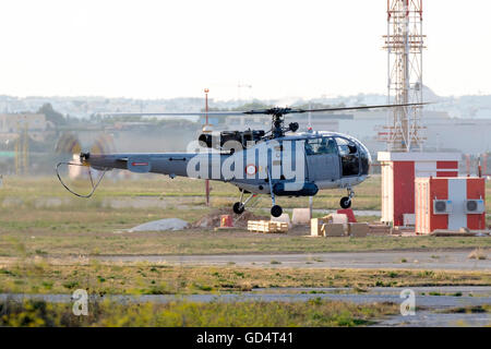 Maltesischen Streitkräfte Aerospatiale SA 316B Alouette III [AS9211] über dem Meer auf einer Rettungsmission abfliegen. Stockfoto