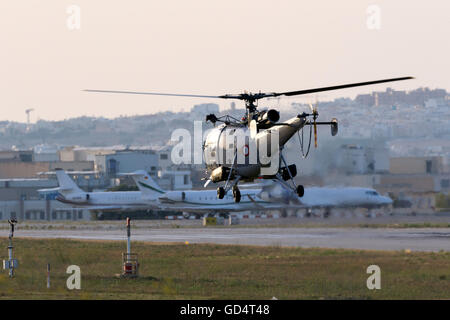 Maltesischen Streitkräfte Aerospatiale SA 316B Alouette III [AS9211] über dem Meer auf einer Rettungsmission abfliegen. Stockfoto