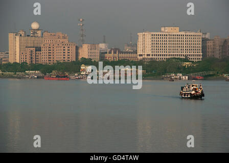 Eine Fähre über den Fluss Hooghly Stockfoto