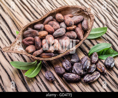 Kakaofrucht und Kakaobohnen auf dem Holztisch. Stockfoto