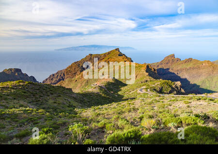 Tal und die Berge von Masca, Teneriffa. Die Insel La Gomera auf Hintergrund, Kanarische Inseln, Spanien Stockfoto