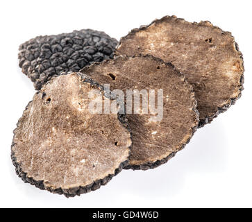 Scheiben der schwarzen Sommertrüffel auf weißem Hintergrund. Stockfoto