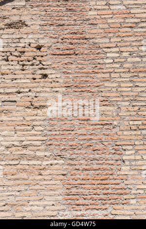 Alten roten Backsteinmauer mit großen Risse drin. Stockfoto