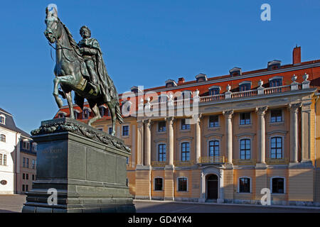 Platz der Demokratie, Großherzog Carl August von Sachsen-Weimar-Eisenach Denkmal, Fuerstenhaus, ehemalige Parlamentsgebäude, heute Schule von Musik Franz Liszt Weimar, Thüringen / Fürstenhaus Stockfoto