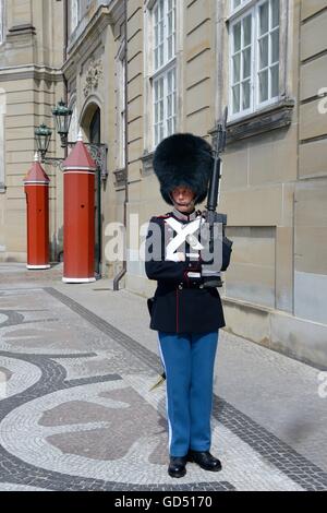 Wache Beim Schloss Amalienborg, Regierungssitz der Daenischen Koenigsfamilie, Kopenhagen, Daenemark Stockfoto