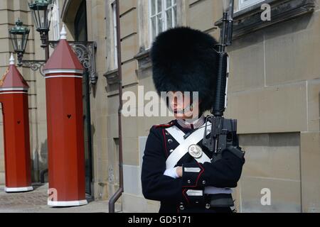 Wache Beim Schloss Amalienborg, Regierungssitz der Daenischen Koenigsfamilie, Kopenhagen, Daenemark Stockfoto