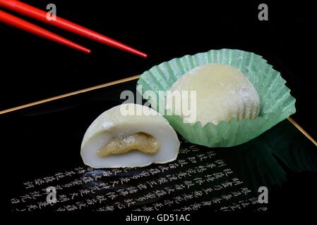 Mochi Mit Essstaebchen, Japanischer Klebreiskuchen Mit Gruener Tee-Geschmack, Asiatische Suesswarenspezialitaet Stockfoto