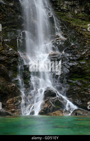 Bei Valle Verzasca Sonogno, Froda-Wasserfall, Froda, Tessin, Schweiz Stockfoto