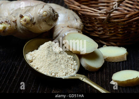 Ingwerwurzeln Und Ingwerpulver in Kelle, Zingiber officinale Stockfoto