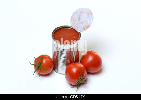 Geoeffnete Konservendose Mit Tomaten Und Reife Tomaten Stockfoto