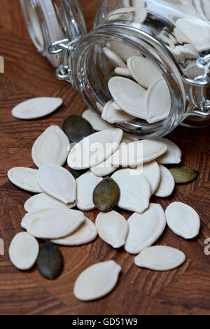 Kuerbiskerne in Vorratsglas, Cucurbita Spec. Stockfoto