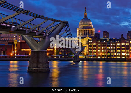 Millennium Bridge und St. Pauls Cathedral in der Abenddämmerung, London, Vereinigtes Königreich. Stockfoto