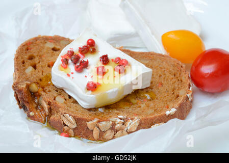 Ziegenkäse, auf Scheibe Brot mit Olivenöl, Pfeffer Stockfoto