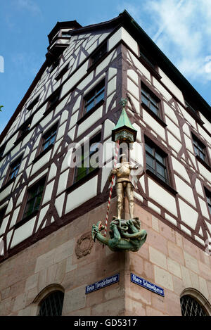 Statue St. Georg und der Drache, Pilatus-Haus, Nürnberg, Franken, Bayern, Deutschland Stockfoto