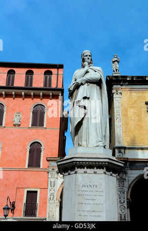 Dante-Statue, Piazza dei Signori, Altstadt, Verona, Venetien, Provinz Verona, Italien, Dante Alighieri, Dante Allighieri Stockfoto