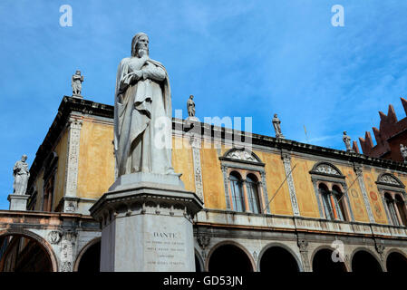 Dante-Statue, Piazza dei Signori, Altstadt, Verona, Venetien, Provinz Verona, Italien, Dante Alighieri, Dante Allighieri Stockfoto