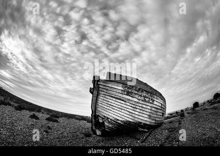 Altes Fischerboot in Dungeness, Kent, UK. Schwarz / weiß Bild, aufgenommen mit einem fisheye-Objektiv Stockfoto